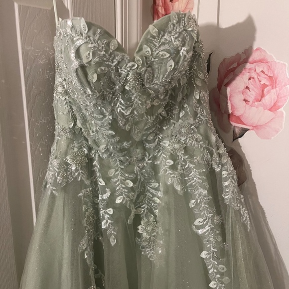 Green prom dress! - Picture 2 of 5